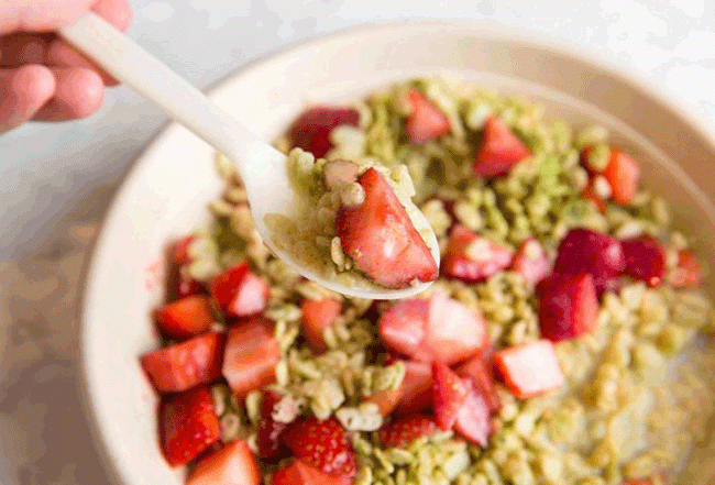 8. Ngũ cốc rất gi&agrave;u chất xơ gi&uacute;p cung cấp một &ldquo;chất đệm&rdquo; tốt cho dạ d&agrave;y v&agrave; l&agrave;m chậm qu&aacute; tr&igrave;nh hấp thụ của rượu v&agrave;o m&aacute;u.