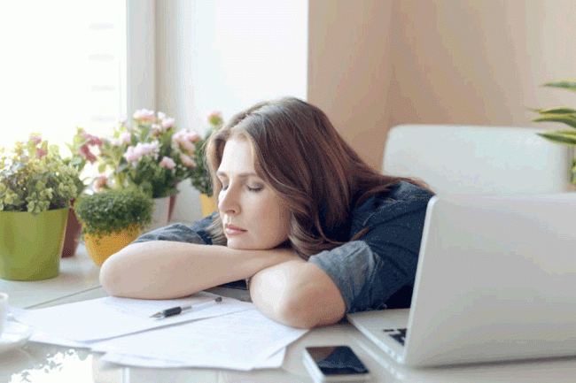 11. Mệt mỏi k&eacute;o d&agrave;i: Mọi người đều c&oacute; những ng&agrave;y cảm thấy mệt mỏi, nhưng bạn sẽ cảm thấy sảng kho&aacute;i sau 1 hoặc 2 đ&ecirc;m ngon giấc. Tuy nhi&ecirc;n, nếu bạn nhận thấy m&igrave;nh mệt mỏi mỗi ng&agrave;y trong hơn 1 th&aacute;ng hoặc cảm thấy kh&oacute; thở khi bạn kh&ocirc;ng ngủ trước đ&oacute;, h&atilde;y đi kh&aacute;m b&aacute;c sĩ. Bệnh bạch cầu v&agrave; ung thư hạch thường g&acirc;y ra mệt mỏi k&eacute;o d&agrave;i. Ngo&agrave;i ra, một số bệnh ung thư ruột kết hoặc dạ d&agrave;y c&oacute; thể g&acirc;y mất m&aacute;u dẫn đến mệt mỏi do thiếu m&aacute;u.