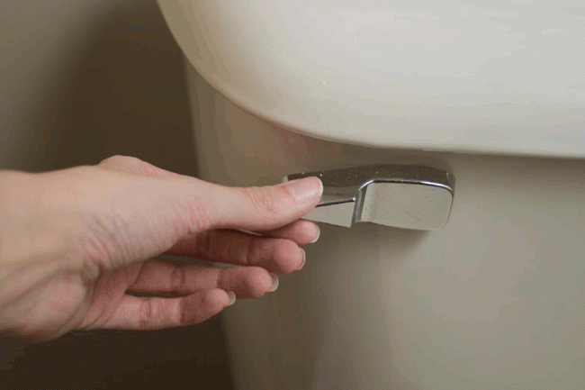 13. Đi ngo&agrave;i ra m&aacute;u: Rất c&oacute; thể đ&oacute; l&agrave; một dấu hiệu của c&aacute;c vấn đề l&agrave;nh t&iacute;nh, v&iacute; dụ như bệnh trĩ. Nhưng đ&acirc;y cũng c&oacute; thể l&agrave; dấu hiệu của ung thư ruột kết.