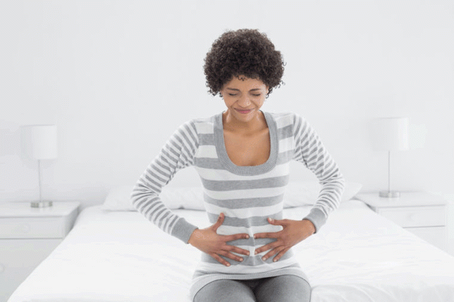 4. Chu kỳ kinh nguyệt thất thường hoặc đau v&ugrave;ng chậu: Kh&ocirc;ng c&oacute; g&igrave; lạ khi phụ nữ c&oacute; chu kỳ kh&ocirc;ng đều, nhưng nếu lượng kinh nguyệt nhiều hơn bất thường từ th&aacute;ng n&agrave;y qua th&aacute;ng kh&aacute;c, hoặc nếu bạn bị đau v&ugrave;ng chậu, h&atilde;y gặp b&aacute;c sĩ để kiểm tra nguy cơ ung thư tử cung hoặc buồng trứng.