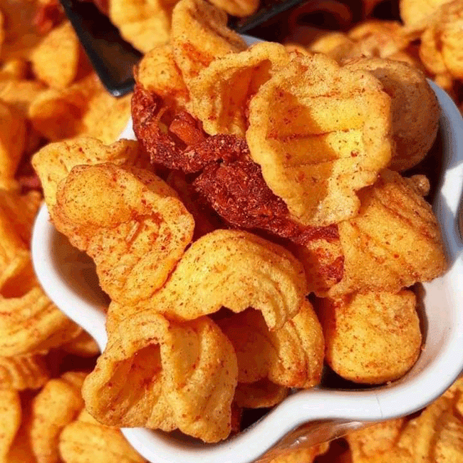 3. Snack mặn: Thực tế l&agrave; khi say, ch&uacute;ng ta thường th&egrave;m những m&oacute;n đồ ăn vặt c&oacute; vị gi&ograve;n v&agrave; mặn. Nhưng những m&oacute;n n&agrave;y sẽ khiến bạn nhanh kh&aacute;t nước v&agrave; v&ocirc; t&igrave;nh uống th&ecirc;m rượu bia để &ldquo;giải kh&aacute;t&rdquo;. V&igrave; vậy, cần lưu &yacute; khi ăn loại đồ ăn vặt c&oacute; vị mặn l&agrave; uống thật nhiều nước thay v&igrave; uống th&ecirc;m rượu bia.