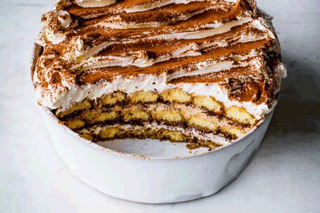 5. M&oacute;n tr&aacute;ng miệng c&oacute; rượu: Thường những m&oacute;n ăn c&oacute; nước sốt rượu bạn sẽ kh&ocirc;ng biết ch&iacute;nh x&aacute;c lượng rượu c&oacute; b&ecirc;n trong. Bạn n&ecirc;n lựa chọn sữa hoặc c&aacute;c m&oacute;n ăn từ sữa để thay thế v&igrave; ch&uacute;ng c&oacute; thể lấp đầy dạ d&agrave;y v&agrave; ngăn ngừa một số phản ứng h&oacute;a học g&acirc;y k&iacute;ch th&iacute;ch gan khi uống rượu.