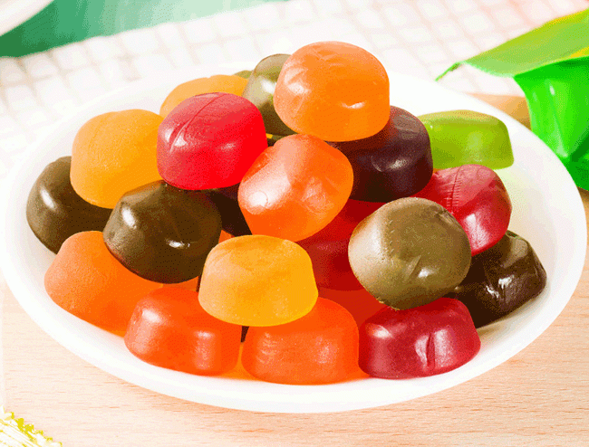 7. Kẹo: Giống như đồ mặn, thực phẩm si&ecirc;u ngọt c&oacute; thể khiến bạn muốn uống nhiều hơn, v&agrave; thường tr&ecirc;n b&agrave;n nhậu bạn sẽ uống rượu bia để l&agrave;m dịu cơn kh&aacute;t.