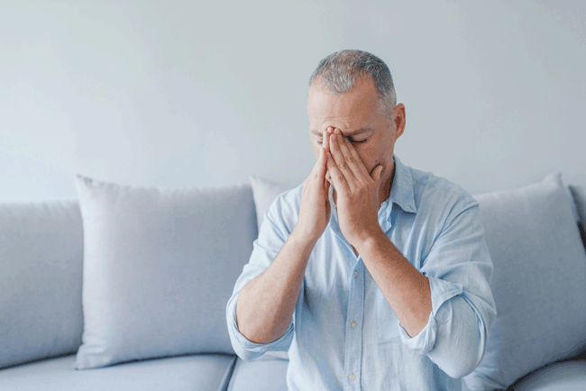 6. Cảm thấy mệt mỏi k&eacute;o d&agrave;i: Thỉnh thoảng cảm thấy mệt mỏi kh&ocirc;ng phải l&agrave; vấn đề nghi&ecirc;m trọng. Tuy nhi&ecirc;n, khi ung thư tiến triển, bạn c&oacute; thể thấy m&igrave;nh mệt mỏi thường xuy&ecirc;n hơn trong thời gian d&agrave;i. Theo Hiệp hội Ung thư Mỹ, sự mệt mỏi c&oacute; thể ảnh hưởng tới c&ocirc;ng việc v&agrave; c&aacute;c mối quan hệ l&agrave; dấu hiệu của bệnh ung thư. Nếu bạn thấy cơ thể đi k&egrave;m với những dấu hiệu sức khỏe kh&aacute;c, h&atilde;y li&ecirc;n hệ với b&aacute;c sĩ chuy&ecirc;n khoa.
