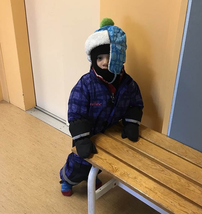 1. D&ugrave; nhiệt độ c&oacute; xuống 0 độ C th&igrave; du kh&aacute;ch sẽ thấy người d&acirc;n đi ăn trưa chỉ với một chiếc &aacute;o kho&aacute;c mỏng. Ngo&agrave;i ra, tr&ecirc;n đường, rất nhiều người mặc &aacute;o gi&oacute; mỏng v&agrave; trẻ em 3 tuổi kh&ocirc;ng cần đội mũ.
