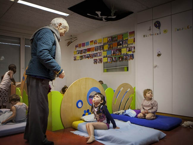 10. Kh&ocirc;ng c&oacute; giường trong trường mẫu gi&aacute;o Thụy Điển. Trẻ th&iacute;ch ngủ c&oacute; thể ngủ ở bất kỳ chỗ n&agrave;o ch&uacute;ng th&iacute;ch, trẻ kh&ocirc;ng th&iacute;ch ngủ c&oacute; thể vui chơi xuy&ecirc;n trưa cũng kh&ocirc;ng bị ai ra rầy.
