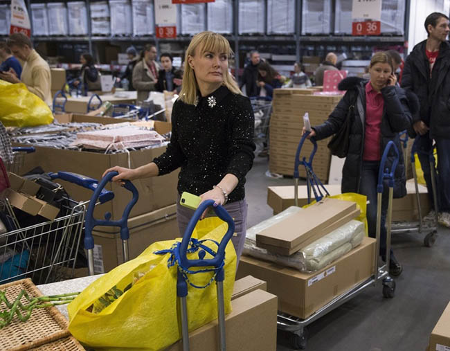 2. Người d&acirc;n đề cao c&aacute;c sản phẩm th&acirc;n thiện với m&ocirc;i trường, họ thường d&ugrave;ng t&uacute;i vải v&agrave; gh&eacute;t d&ugrave;ng t&uacute;i nhựa khi đi mua sắm. Nếu c&oacute; tin tức về&nbsp;một c&ocirc;ng ty hoặc một trang trại l&agrave;m &ocirc; nhiễm kh&ocirc;ng kh&iacute;, nước hoặc lạm dụng động vật, người d&acirc;n ở đ&oacute; sẽ ngừng mua sản phẩm của họ.
