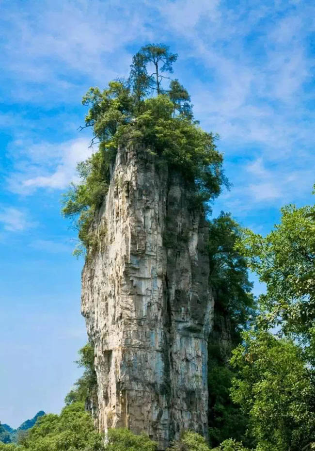 13. Ng&ocirc;i đền nhỏ tr&ecirc;n n&uacute;i Quan &Acirc;m nằm t&iacute;t tr&ecirc;n đỉnh n&uacute;i cao, được bao quanh l&agrave; rừng rậm.