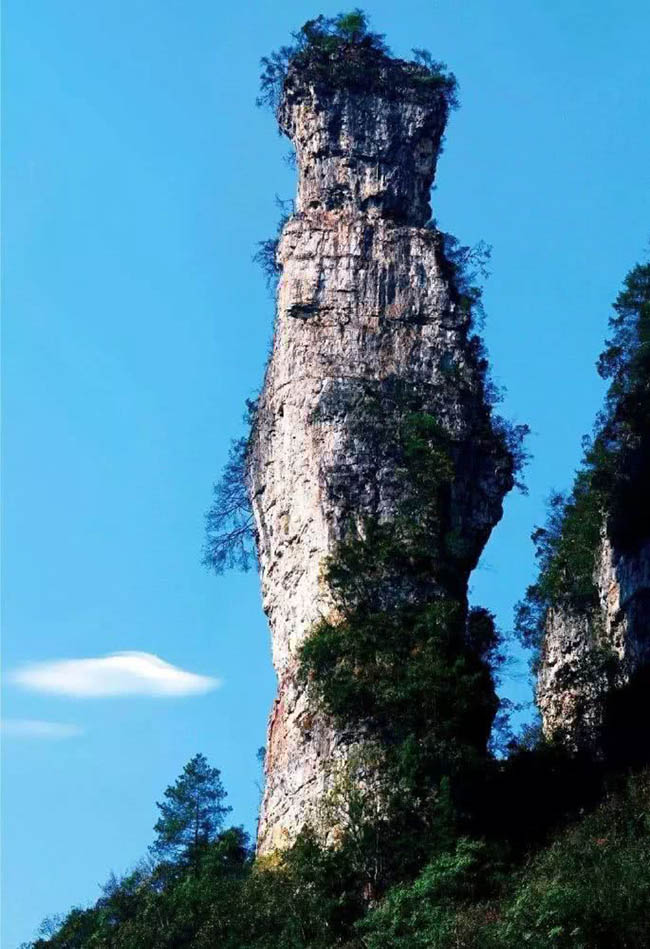 15. Đỉnh Phượng Vĩ ở Qu&yacute; Ch&acirc;u vẫn c&ograve;n t&agrave;n t&iacute;ch của một ng&ocirc;i đền cổ. Ng&ocirc;i đền n&agrave;y rất hiếm khi c&oacute; du kh&aacute;ch gh&eacute; đến v&igrave; n&oacute; nằm ở vị thế rất hiểm trở.