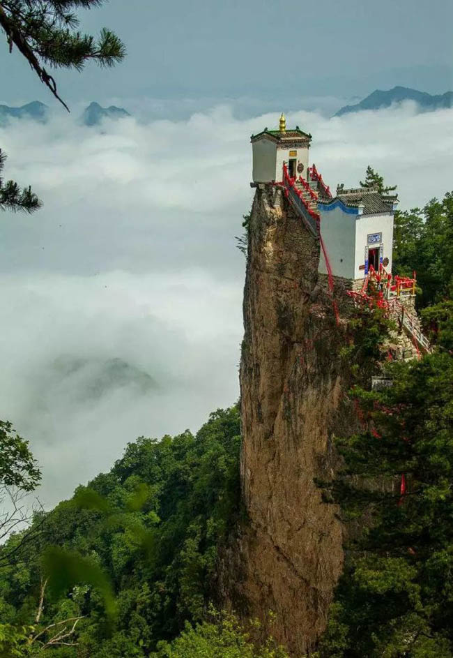 2. N&uacute;i Đại Vận ở Thiểm T&acirc;y l&agrave; một c&ocirc;ng tr&igrave;nh thu h&uacute;t nhiều kh&aacute;ch du lịch gh&eacute; đến. Ngo&agrave;i ra nơi n&agrave;y c&ograve;n được biết đến l&agrave; nơi ngắm cảnh nguy hiểm nhất thế giới.