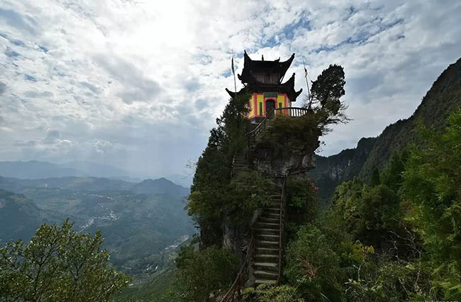 5. Đền cổ Linh Nham nằm tr&ecirc;n v&aacute;ch đ&aacute; c&oacute; một b&ecirc;n m&eacute;p l&agrave; vực thẳm. Nơi n&agrave;y nằm s&acirc;u trong những d&atilde;y n&uacute;i hiểm trở ở Quảng Ch&acirc;u.