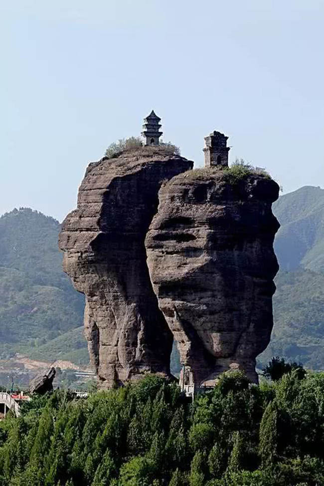 7. N&uacute;i Song Th&aacute;p ở H&agrave; Bắc thẳng đứng, b&ecirc;n tr&ecirc;n c&oacute; 2 t&ograve;a th&aacute;p đ&ocirc;i được x&acirc;y dựng c&aacute;ch đ&acirc;y 1.300 năm.