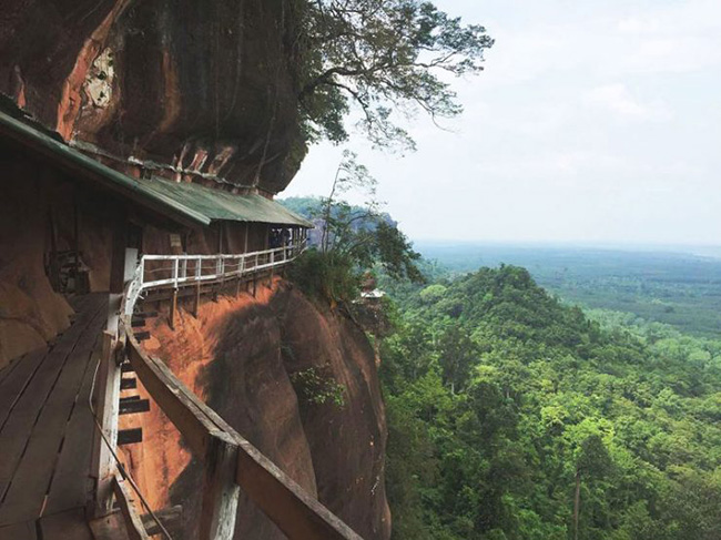 Đền Wat Phu Tok, Bueng Kan: Wat Phu Thok, c&ograve;n được gọi l&agrave; Wat Jetiyakhiri, c&oacute; một lối đi bằng gỗ độc đ&aacute;o uốn quanh ngọn n&uacute;i tuyệt đẹp m&agrave; du kh&aacute;ch v&agrave; c&aacute;c t&iacute;n đồ c&oacute; thể đi qua để l&ecirc;n tới đỉnh.
