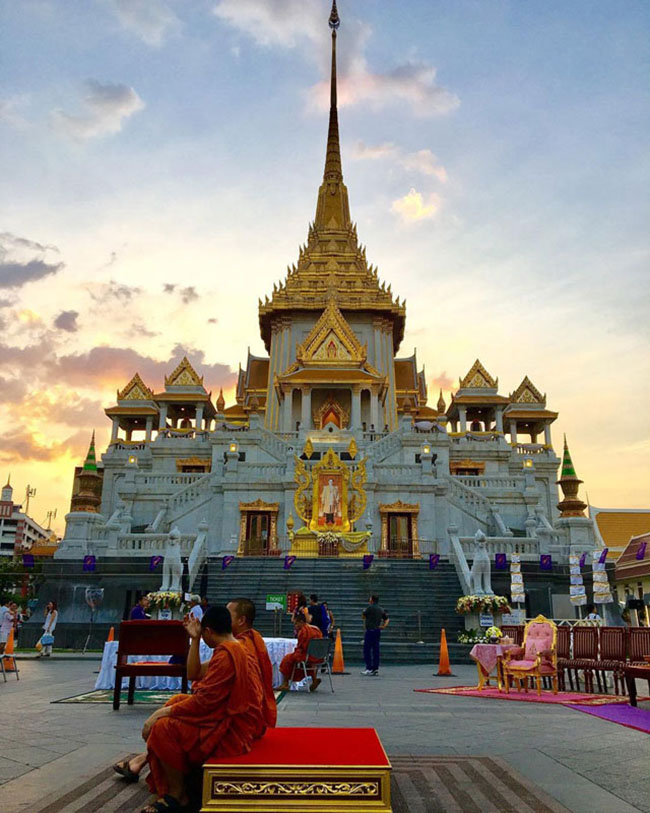 Wat Traimit, Bangkok: Ng&ocirc;i đền n&agrave;y c&oacute; tượng phật v&agrave;ng lớn nhất thế giới nặng khoảng 5.5 tấn. Bức tượng Đức Phật được l&agrave;m chủ yếu bằng v&agrave;ng (chiếm 83%) v&agrave; cao gần 5m. Với gi&aacute; v&agrave;ng hiện tại, bức tượng được cho l&agrave; trị gi&aacute; h&agrave;ng triệu USD.
