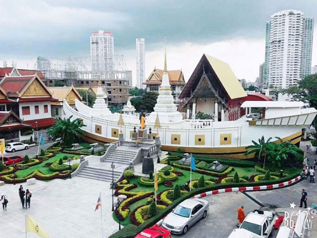 Đền Thuyền - Wat Yannawa, Bangkok: Du kh&aacute;ch c&oacute; thể đi bộ v&ograve;ng quanh ng&ocirc;i đền h&igrave;nh thuyền ở Wat Yannawa. Ng&ocirc;i đền nằm dọc theo s&ocirc;ng Chao Phraya với kiến tr&uacute;c rất rất ấn tượng.
