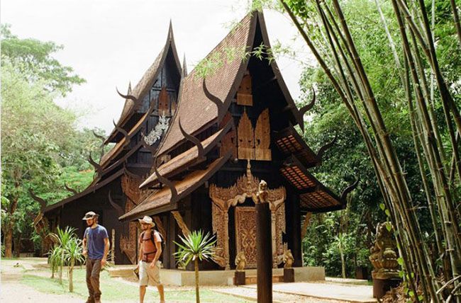Đền Đen, Chiang Rai: &Iacute;t du kh&aacute;ch biết đến Đền Đen, c&ograve;n được gọi l&agrave; Bảo t&agrave;ng Baan Dam. Ng&ocirc;i ch&ugrave;a l&agrave; đại diện cho tất cả những điều khủng khiếp v&agrave; xấu x&iacute; m&agrave; Đức Phật đ&atilde; thấy trong suốt h&agrave;nh tr&igrave;nh của m&igrave;nh.
