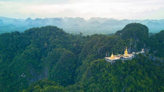 Đền Tiger Cave: Nơi n&agrave;y tr&ocirc;ng giống như một cảnh trong phim hoạt h&igrave;nh hoặc truyện giả tưởng. V&igrave; những l&yacute; do n&agrave;y ng&ocirc;i đền lu&ocirc;n thu h&uacute;t một lượng lớn kh&aacute;ch du lịch lớn gh&eacute; thăm.
