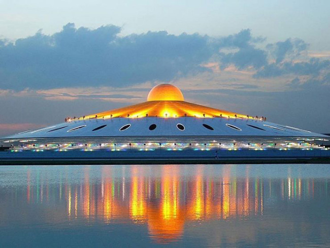 Wat Phra Dhammakaya, Pathum Thani: Đ&acirc;y l&agrave; một trong những ng&ocirc;i đền lớn nhất Th&aacute;i Lan. Ng&ocirc;i đền được biết đến với c&ocirc;ng tr&igrave;nh x&acirc;y dựng độc đ&aacute;o, tối giản hơn hầu hết c&aacute;c ng&ocirc;i đền trang tr&iacute; c&ocirc;ng phu của kh&aacute;c.
