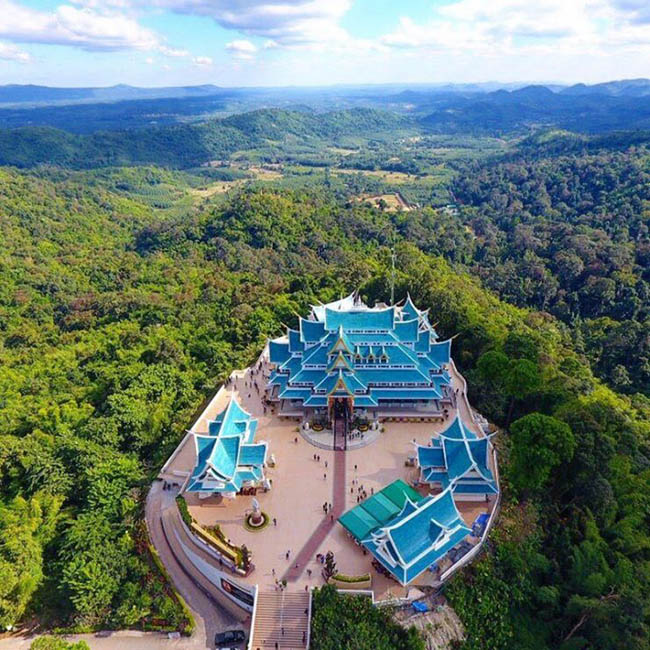 Wat Pa Phu Kon, Udon Thani: Phối hợp với kiến ​​tr&uacute;c ng&ocirc;i đền tuyệt đẹp l&agrave; một tượng phật bằng đ&aacute; cẩm thạch trắng tr&aacute;ng lệ khiến ai cũng trầm trồ.
