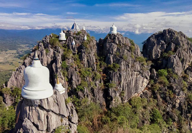 Wat Chaloem Phra Kiat Phrachomklao Rachanusorn, Lampang: C&ograve;n được biết đến với t&ecirc;n Wat Doi, ng&ocirc;i ch&ugrave;a ngoạn mục n&agrave;y b&aacute;m v&agrave;o v&aacute;ch đ&aacute; lởm chởm tr&ecirc;n đỉnh n&uacute;i với độ cao gần 1.000 m.
