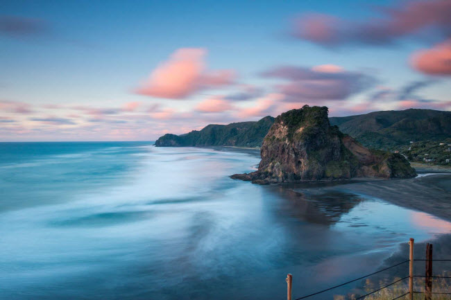 B&atilde;i biển Piha, New Zealand: Nằm tr&ecirc;n bờ biển ph&iacute;a t&acirc;y của v&ugrave;ng Auckland, b&atilde;i biển nổi tiếng n&agrave;y c&oacute; c&aacute;t m&agrave;u đen hiếm gặp. M&agrave;u sắc của c&aacute;t l&agrave; sự kết hợp của dung nham n&uacute;i lửa v&agrave; &ocirc;x&iacute;t sắt.
