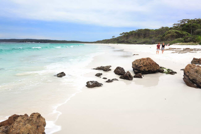 B&atilde;i biển Hyams, Australia: B&atilde;i biển ở New South Wales nổi tiếng với c&aacute;t mịn v&agrave; m&agrave;u trắng như kem c&ugrave;ng nước trong xanh.
