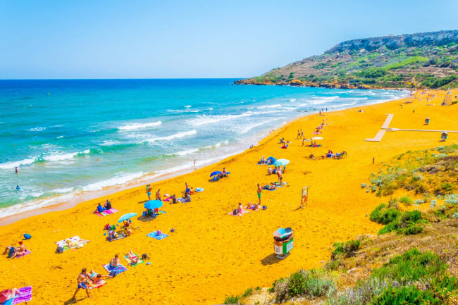 Vịnh Ramla, Malta: Nằm s&aacute;t thung lũng ph&igrave; nhi&ecirc;u tr&ecirc;n đảo Gozo, n&ecirc;n b&atilde;i biển Ramla c&oacute; m&agrave;u v&agrave;ng đỏ rực rỡ. Nơi đ&acirc;y cũng l&agrave; một trong những b&atilde;i biển đẹp nhất tr&ecirc;n thế giới.
