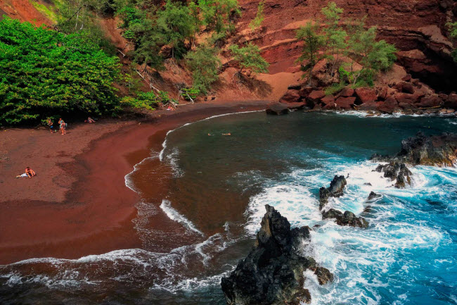 Kaihalulu, Mỹ: Nằm tr&ecirc;n h&ograve;n đảo Maui ở Hawaii, b&atilde;i biển Kaihalulu nổi tiếng với c&aacute;t m&agrave;u đen đỏ. &nbsp;B&atilde;i tắm nằm tại một vịnh hẻo l&aacute;nh được bao quanh bởi những d&atilde;y n&uacute;i cao.
