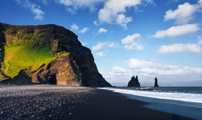 B&atilde;i biển V&iacute;k &iacute; M&yacute;rdal, Iceland: B&atilde;i biển c&aacute;t đen gần ng&ocirc;i l&agrave;ng cực nam của Iceland l&agrave; một trong những địa điểm ẩm ướt nhất ở quốc gia n&agrave;y. C&aacute;c v&aacute;ch đ&aacute; dọc bờ biển l&agrave; nơi tr&uacute; ngụ của c&aacute;c lo&agrave;i chim biển, bao gồm chim hải &acirc;u rụt cổ.
