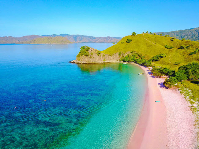 Đảo Komodo, Indonesia: Kh&ocirc;ng chỉ nổi tiếng với lo&agrave;i rồng komodo qu&yacute; hiểm, h&ograve;n đảo n&agrave;y c&ograve;n hấp dẫn du kh&aacute;ch nhờ b&atilde;i biển c&aacute;t hồn. C&aacute;c vi sinh vật c&oacute; vỏ đỏ c&oacute; t&ecirc;n Foraminifera đ&atilde; tạo n&ecirc;n m&agrave;u sắc đặc biệt n&agrave;y.
