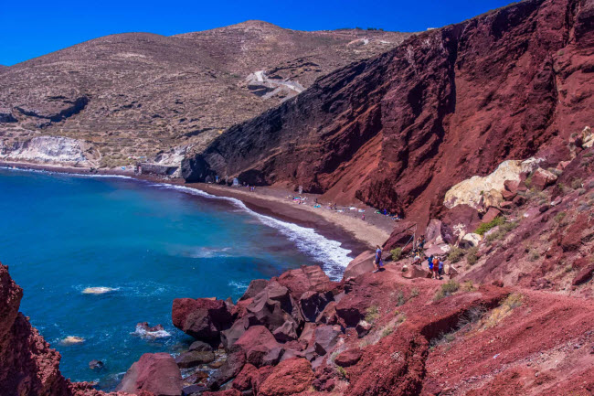 B&atilde;i biển Đỏ, Hi Lạp: Nằm tr&ecirc;n h&ograve;n đảo Santorini, b&atilde;i biển c&aacute;t n&uacute;i lửa n&agrave;y c&oacute; m&agrave;u đỏ đặc trưng. Để tới được b&atilde;i biển, du kh&aacute;ch phải vượt qua đoạn đường n&uacute;i nguy hiểm.
