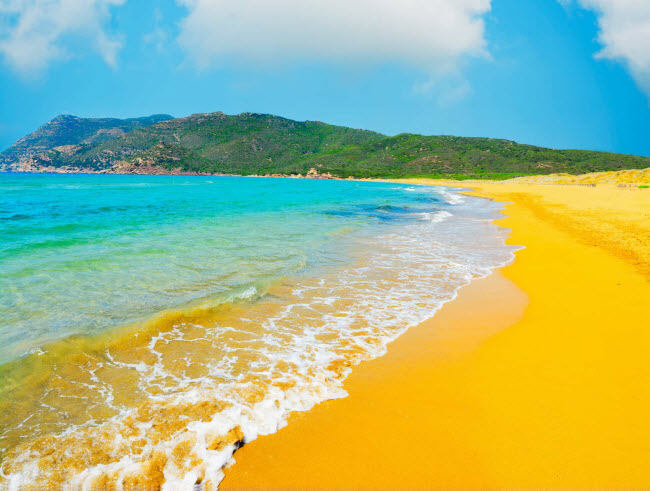 B&atilde;i biển Porto Ferro, Italia: B&atilde;i biển tr&ecirc;n đảo Sardinia hấp dẫn du kh&aacute;ch với c&aacute;t mịn v&agrave; c&oacute; m&agrave;u v&agrave;ng tươi như nghệ. M&agrave;u đặc trưng n&agrave;y l&agrave; do c&aacute;t ở đ&acirc;y c&oacute; chứa nhiều sắt.
