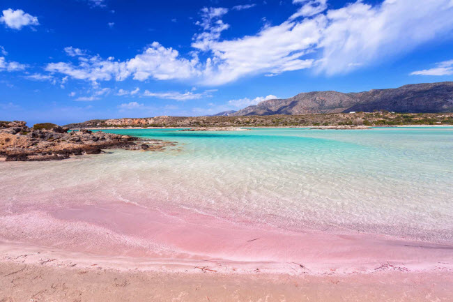 Đảo Crete, Hi Lạp: H&ograve;n đảo xinh đẹp ở Hi Lạp c&oacute; &iacute;t nhất hai b&atilde;i biển c&aacute;t hồng mang t&ecirc;n Elafonisi v&agrave;&nbsp;Balos. Một trong số n&agrave;y được b&igrave;nh chọn l&agrave; những b&atilde;i biển hồng đẹp nhất tr&ecirc;n thế giới.
