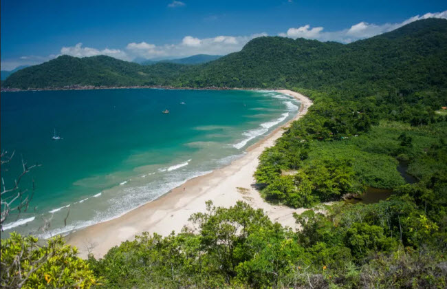 Costa Verde, Brazil: Kéo dài từ thành phố Rio de Janeiro tới São Paulo dọc bờ biển phía đông nam Brazil, Costa Verde gây ấn tượng với những dãy núi hùng vĩ và phong cảnh đẹp.