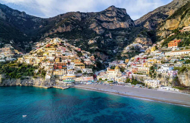 Bờ biển Amalfi, Italia: Nổi tiếng với những làng chài cổ kính nằm trên vách núi, vùng Amalfi là địa điểm ưa thích của các cặp đôi tận hưởng kỳ nghỉ trăng mật. Nơi đây cũng là quê hương của loại ô liu hảo hạng.