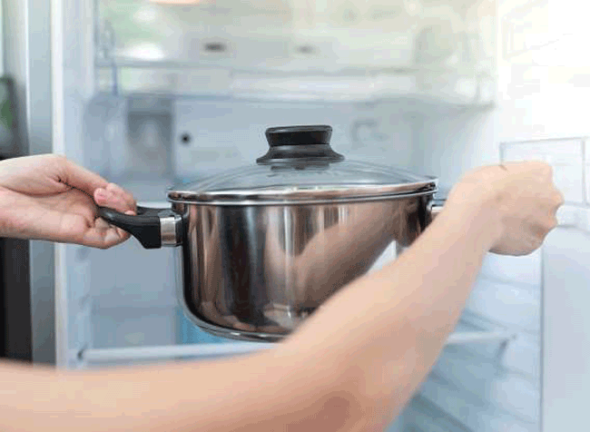 2. Bảo quản thực phẩm c&ograve;n n&oacute;ng v&agrave;o ngăn m&aacute;t tủ lạnh: Th&oacute;i quen n&agrave;y kh&ocirc;ng chỉ khiến vi khuẩn salmonella c&oacute; thể l&agrave;m hỏng thức ăn đ&atilde; chế biến m&agrave; c&ograve;n ảnh hưởng đến c&aacute;c thực phẩm tươi sống kh&aacute;c như rau, trứng, sữa...

C&aacute;ch khắc phục: N&ecirc;n để c&aacute;c m&oacute;n ăn đ&atilde; chế biến nguội bớt ở nhiệt độ ph&ograve;ng, tối đa l&agrave; sau 2 giờ sẽ bảo quản trong tủ lạnh.
