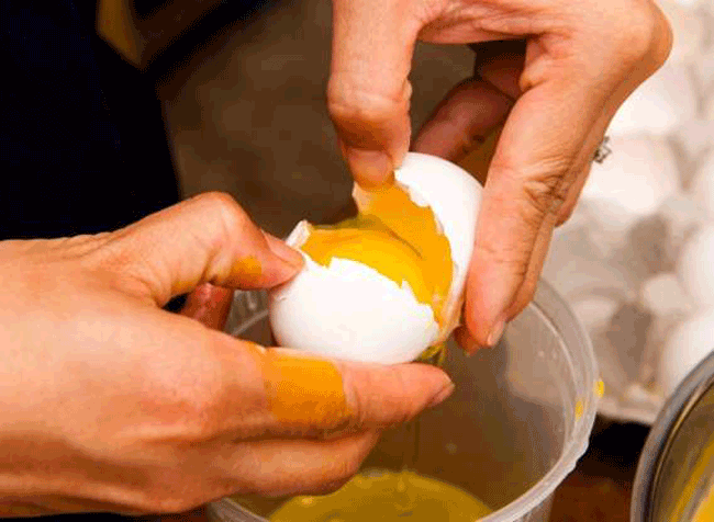 5. Đập trứng v&agrave;o miệng b&aacute;t: Rất nhiều người c&oacute; th&oacute;i quen n&agrave;y nhưng kh&ocirc;ng biết rằng, đập trứng v&agrave;o miệng b&aacute;t c&oacute; thể khiến c&aacute;c bụi bẩn hoặc vỏ trứng lẫn v&agrave;o m&oacute;n ăn. Hoặc cũng c&oacute; thể khiến phần l&ograve;ng trắng hoặc l&ograve;ng đỏ nhỏ giọt xuống mặt b&agrave;n.

C&aacute;ch khắc phục: N&ecirc;n đập trứng v&agrave;o một b&aacute;t con ri&ecirc;ng biệt, kiểm tra kỹ xem c&oacute; bị lẫn vỏ trứng hay bất cứ thứ g&igrave; kh&aacute;c kh&ocirc;ng rồi mới them v&agrave;o một c&aacute;i b&aacute;t lớn.
