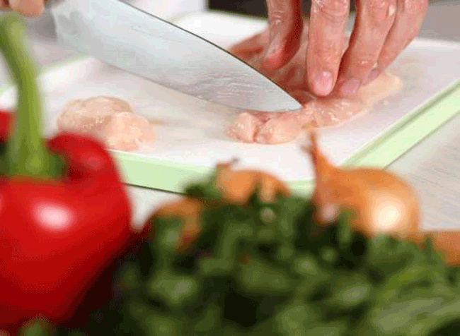 6. Vệ sinh thớt sai c&aacute;ch: Sử dụng thớt gi&uacute;p c&ocirc;ng đoạn chế biến thức ăn trở n&ecirc;n nhanh v&agrave; đẹp mắt hơn nhưng n&oacute; cũng l&agrave;m tăng nguy cơ l&acirc;y nhiễm ch&eacute;o rất cao.

C&aacute;ch khắc phục: Vệ sinh thớt trước v&agrave; sau khi chế biến bằng nước rửa ch&eacute;n v&agrave; nước sạch.
