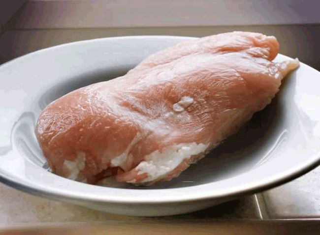 7. R&atilde; đ&ocirc;ng thực phẩm ngo&agrave;i nhiệt độ thường: Kh&ocirc;ng n&ecirc;n r&atilde; đ&ocirc;ng thực phẩm ở nhiệt độ thường cũng như một khi đ&atilde; r&atilde; đ&ocirc;ng kh&ocirc;ng n&ecirc;n cấp đ&ocirc;ng trở lại.

C&aacute;ch khắc phục: N&ecirc;n chia nhỏ thực phẩm trước khi cấp đ&ocirc;ng v&agrave; để r&atilde; đ&ocirc;ng trong ngăn m&aacute;t tủ lạnh.
