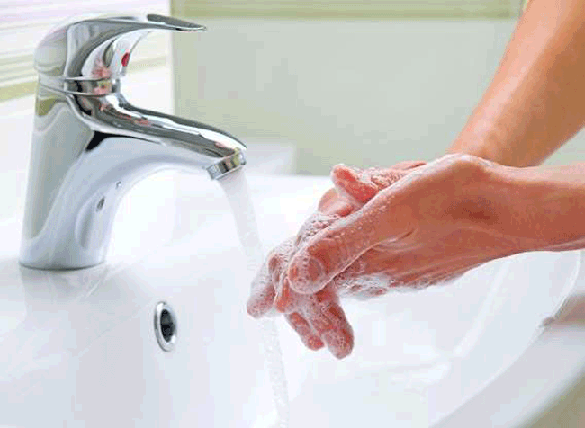 8. Rửa tay kh&ocirc;ng đủ l&acirc;u hoặc sai c&aacute;ch: Rửa tay l&agrave; một trong những c&aacute;ch tốt nhất để ngăn chặn sự l&acirc;y lan mầm bệnh từ thực phẩm.

C&aacute;ch khắc phục: Rửa sạch trước v&agrave; trong khi nấu, đặc biệt l&agrave; sau khi chạm v&agrave;o thịt v&agrave; gia cầm sống. Chuy&ecirc;n gia y tế khuyến nghị, rửa tay &iacute;t nhất 20 gi&acirc;y trong x&agrave; ph&ograve;ng v&agrave; nước ấm để loại bỏ tối đa vi khuẩn c&oacute; hại.
