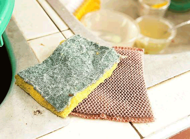 9. Kh&ocirc;ng vệ sinh v&agrave; thay miếng bọt biển đều đặn: Miếng bọt biển l&agrave; một trong những &ldquo;ổ&rdquo; vi khuẩn lớn nhất trong căn nh&agrave; của bạn.

C&aacute;ch khắc phục: Thay miếng bọt biển sau mỗi 2 đến 3 tuần, đảm bảo lu&ocirc;n giặt sạch v&agrave; phơi kh&ocirc; sau mỗi lần sử dụng.
