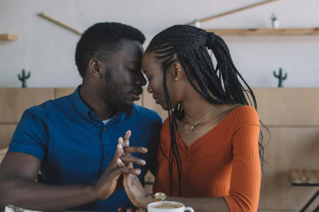 Ưu ti&ecirc;n &ldquo;chuyện ấy&rdquo;: Khi bạn kết h&ocirc;n, &ldquo;chuyện ấy&rdquo;, c&oacute; thể kh&ocirc;ng được quan t&acirc;m nhiều bằng c&ocirc;ng việc hay chi ti&ecirc;u gia đ&igrave;nh. Nhưng c&aacute;c chuy&ecirc;n gia về t&igrave;nh dục cho rằng đ&acirc;y l&agrave; một trong những sai lầm lớn nhất m&agrave; c&aacute;c cặp đ&ocirc;i c&oacute; thể mắc phải. Đời sống t&igrave;nh dục vi&ecirc;n m&atilde;n gi&uacute;p c&aacute;c cặp vợ chồng gắn b&oacute; với nhau hơn, sống l&acirc;u hơn v&agrave; l&agrave;m việc hiệu quả hơn.