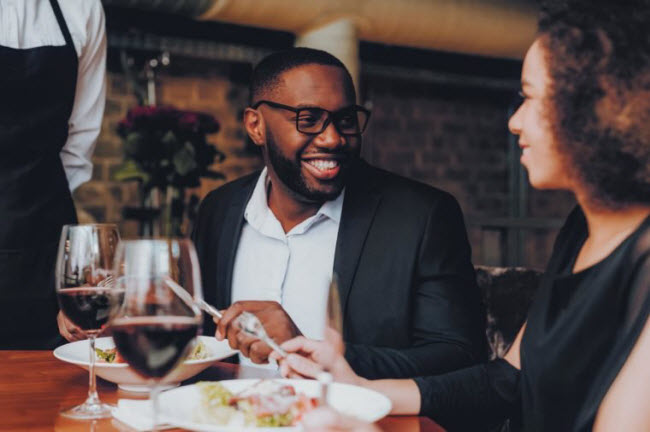 Ăn tối ri&ecirc;ng c&ugrave;ng nhau: Thay v&igrave; ăn tối c&ugrave;ng với những chiếc điện thoại di động mang b&ecirc;n người, bạn h&atilde;y tắt điện thoại hay c&aacute;c thiết bị điện tử để c&oacute; bữa tối thực sự ri&ecirc;ng tư của hai người m&agrave; kh&ocirc;ng bị tin nhắn hay mạng x&atilde; hội l&agrave;m phiền. Điều n&agrave;y gi&uacute;p c&aacute;c cặp đ&ocirc;i c&oacute; kh&ocirc;ng gian y&ecirc;n tĩnh v&agrave; c&aacute;c c&acirc;u chuyện kh&ocirc;ng bị gi&aacute;n đoạn.