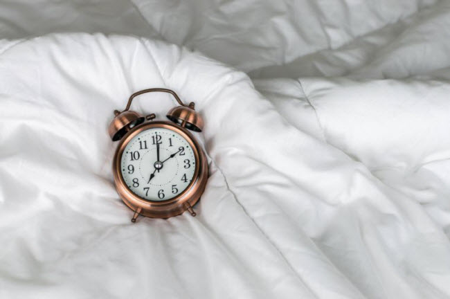 D&agrave;nh 5 ph&uacute;t th&acirc;n mật b&ecirc;n nhau l&uacute;c ngủ dậy: Bạn c&oacute; thể mệt mỏi, c&aacute;u kỉnh v&agrave; kh&ocirc;ng thực sự hấp dẫn l&uacute;c mới ngủ dậy, nhưng h&atilde;y d&agrave;nh &iacute;t ph&uacute;t th&acirc;n mật với người bạn đời l&uacute;c ngủ dậy v&agrave;o buổi s&aacute;ng, bao gồm n&oacute;i với nhau những lời t&igrave;nh cảm hay &ocirc;m ấp lẫn nhau.