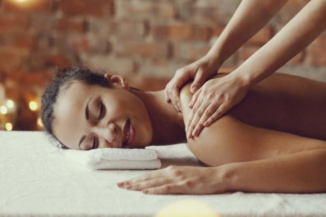 Đ&aacute;nh thức c&aacute;c gi&aacute;c quan: Ch&uacute;ng ta c&oacute; 6 gi&aacute;c quan v&agrave; việc đ&aacute;nh thức tất cả c&aacute;c gi&aacute;c quan n&agrave;y c&oacute; t&aacute;c dụng h&acirc;m n&oacute;ng &ldquo;chuyện ấy&rdquo; rất hiệu quả. Bạn c&oacute; thể chọn một gi&aacute;c quan để hấp dẫn người bạn đời. V&iacute; dụ: mở một b&agrave;i h&aacute;t trữ t&igrave;nh v&agrave; liếc nh&igrave;n v&agrave;o mắt đối phương hay m&aacute;t-xa to&agrave;n bộ cơ thể cho nhau.