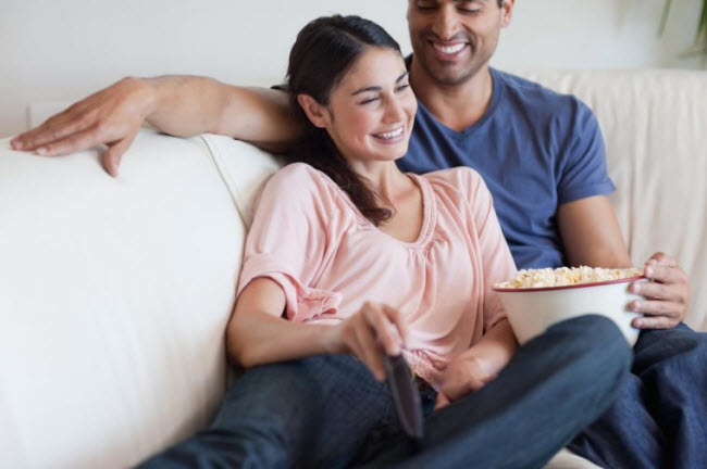 D&agrave;nh sự ch&uacute; &yacute; cho bạn t&igrave;nh: Việc d&agrave;nh sự ch&uacute; &yacute; cho người bạn đời khi c&ocirc; ấy hay anh ấy bước v&agrave;o ph&ograve;ng c&oacute; t&aacute;c dụng h&acirc;m n&oacute;ng t&igrave;nh cảm của hai người. Bạn cũng c&oacute; thể nghĩ ra một số tr&ograve; chơi vui vẻ chỉ ri&ecirc;ng của hai vợ chồng.