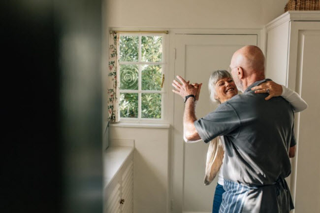 Nỗ lực bản th&acirc;n: Ch&uacute;ng ta thường c&oacute; cảm gi&aacute;c cam chịu, kh&ocirc;ng bằng l&ograve;ng v&agrave; l&atilde;nh đạm khi đời sống t&igrave;nh dục của hai vợ chồng kh&ocirc;ng được như &yacute;. Thay v&igrave; bu&ocirc;ng xu&ocirc;i, bạn n&ecirc;n cố gắng ho&agrave;n thiện những điểm yếu bản th&acirc;n cũng như của người bạn đời.