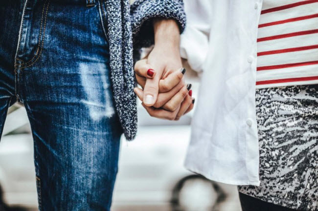 Tắt tất cả c&aacute;c thiết bị điện tử: Việc trở n&ecirc;n qu&aacute; phụ thuộc v&agrave;o điện thoại di động, m&aacute;y vi t&iacute;nh v&agrave; c&aacute;c thiết bị điện tử kh&aacute;c c&oacute; thể l&agrave;m mất ham muốn trong đời sống t&igrave;nh dục của c&aacute;c cặp vợ chồng. Do vậy, h&atilde;y tắt tất cả c&aacute;c thiết bị điện tử v&agrave; đưa ch&uacute;ng ra khỏi ph&ograve;ng ngủ.