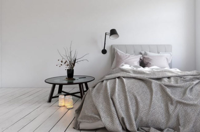 Biến ph&ograve;ng ngủ th&agrave;nh kh&ocirc;ng gian ri&ecirc;ng: Quần &aacute;o kh&ocirc;ng gấp ở g&oacute;c ph&ograve;ng, h&oacute;a đơn đầy tr&ecirc;n b&agrave;n v&agrave; đồ chơi trẻ em dưới gầm giường, khiến c&aacute;c cặp đ&ocirc;i kh&ocirc;ng cảm thấy thoải m&aacute;i v&agrave; kh&oacute; c&oacute; cảm ứng cho &ldquo;chuyện ấy&rdquo;.