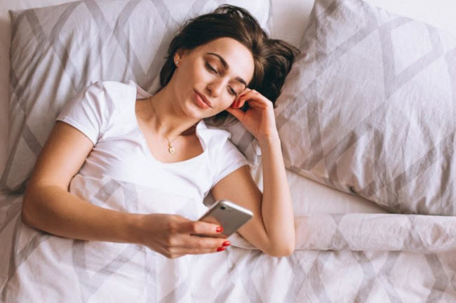 Tăng cường nhắn tin t&igrave;nh cảm: H&atilde;y d&ugrave;ng những từ ngữ hay h&agrave;nh động để cho người bạn đời biết rằng bạn đang muốn &ldquo;y&ecirc;u&rdquo;. Bạn c&oacute; thể thực hiện điều n&agrave;y bằng c&aacute;ch nhắn tin, đụng chạm hay đơn giản l&agrave; đề nghị l&agrave;m &ldquo;chuyện ấy&rdquo;.